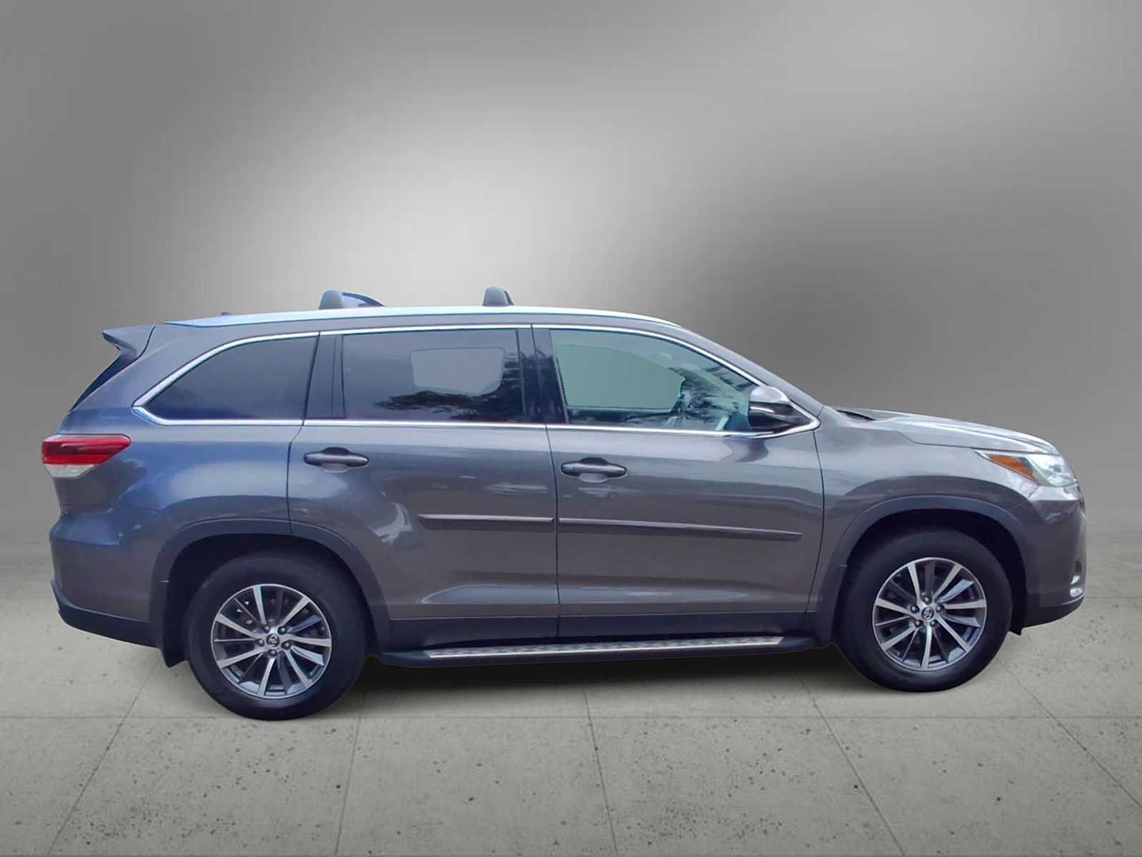 Used 2019 Toyota Highlander XLE AWD/4WD image 9