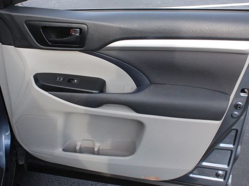 Used 2019 Toyota Highlander LE FWD image 31