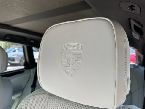 Used 2026 Porsche Macan AWD/4WD image 33