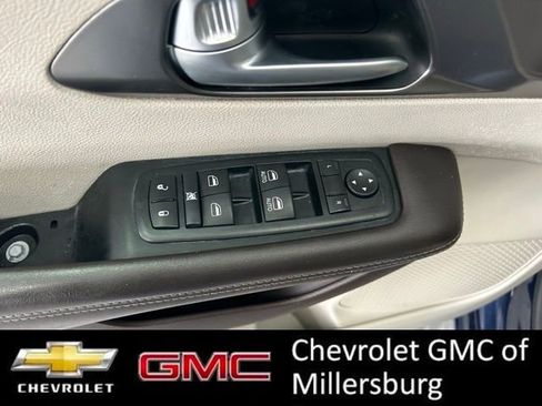 Used 2017 Chrysler Pacifica Touring-L image 14