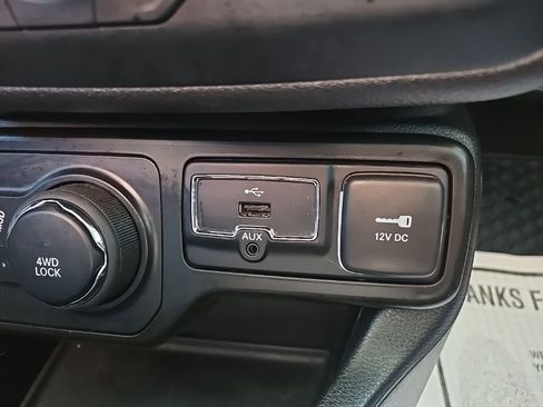 Used 2023 Jeep Renegade Latitude AWD/4WD image 53