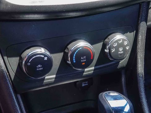 Used 2012 Dodge Avenger SE FWD image 21