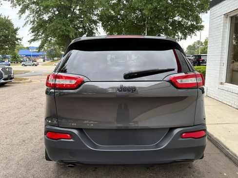 Used 2017 Jeep Cherokee Sport FWD image 6
