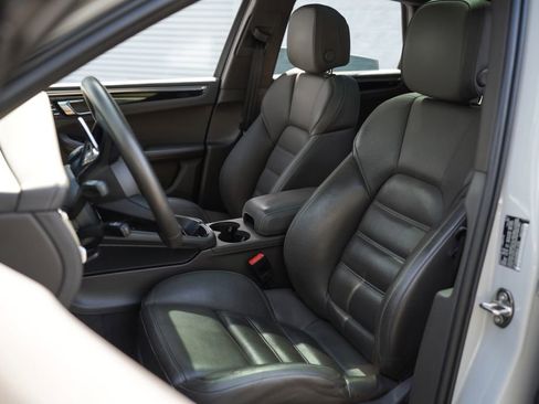 Used 2022 Porsche Macan w/ Premium Package Plus image 23