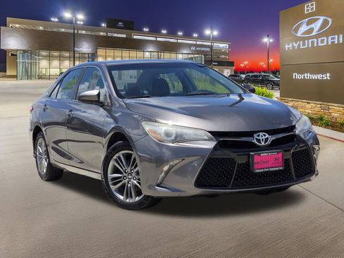 Used 2017 Toyota Camry SE FWD image 3