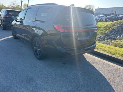 Used 2025 Chrysler Pacifica Limited image 4