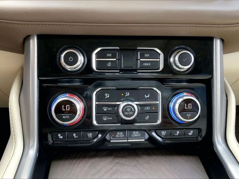 Used 2024 GMC Yukon Denali w/ Advanced Technology Package AWD/4WD image 34