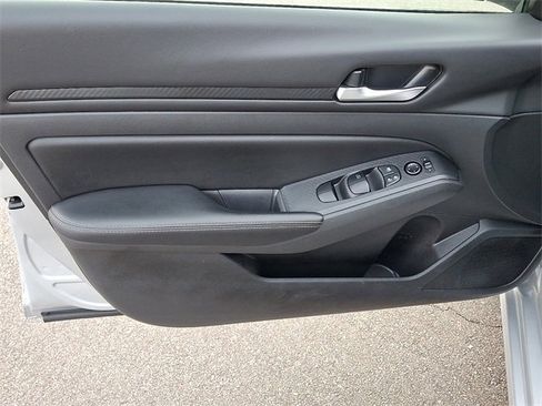 Used 2024 Nissan Altima 2.5 SV image 9