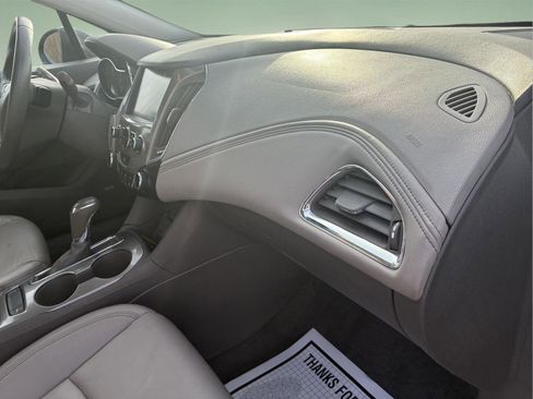 Used 2018 Chevrolet Cruze Premier FWD image 15