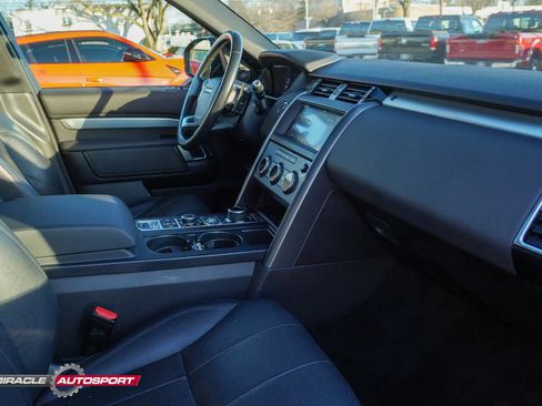 Used 2020 Land Rover Discovery Landmark image 35