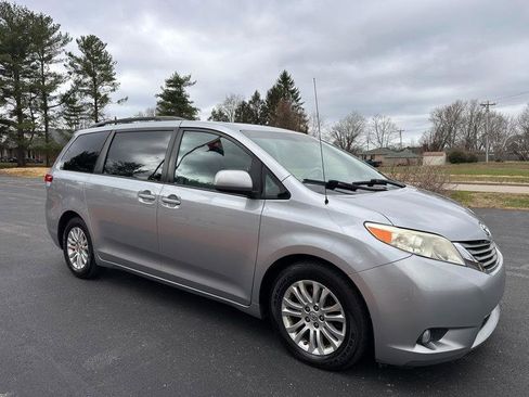 Used 2013 Toyota Sienna XLE image 4