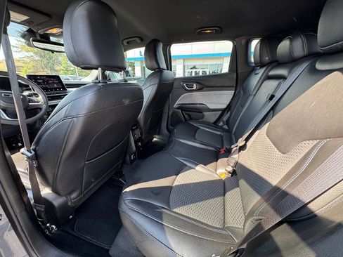 Used 2023 Jeep Compass Latitude image 9