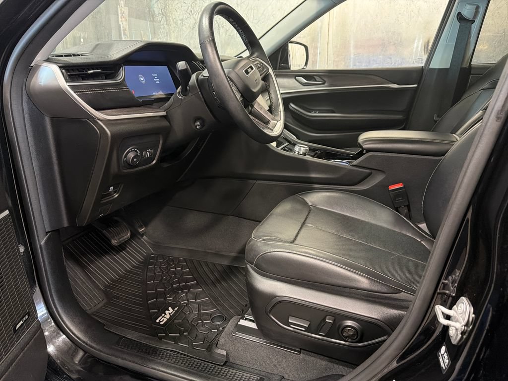 Used 2022 Jeep Grand Cherokee Limited w/ Luxury Tech Group II AWD/4WD image 5