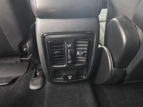 Used 2020 Jeep Grand Cherokee Laredo w/ Security & Convenience Group AWD/4WD image 12