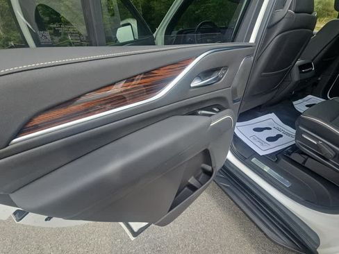 Used 2022 Cadillac Escalade Premium Luxury AWD/4WD image 18