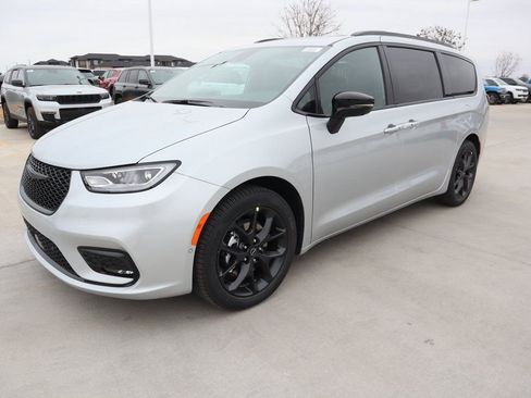 New 2026 Chrysler Pacifica Limited w/ S Appearance Package image 10