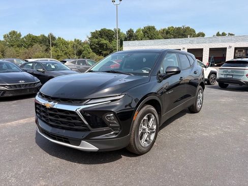 Used 2025 Chevrolet Blazer LT FWD image 3