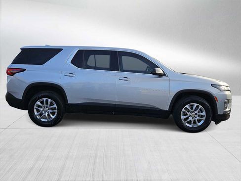 Used 2022 Chevrolet Traverse LS image 9