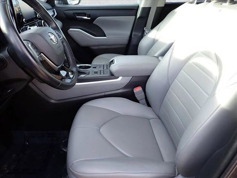 Used 2021 Toyota Highlander XLE image 14