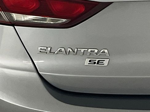 Used 2017 Hyundai Elantra SE image 29