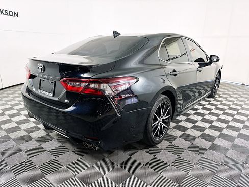 Used 2022 Toyota Camry SE image 3