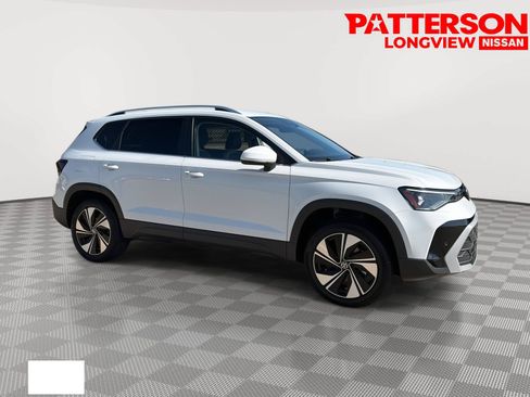 Used 2025 Volkswagen Taos SE AWD/4WD image 1
