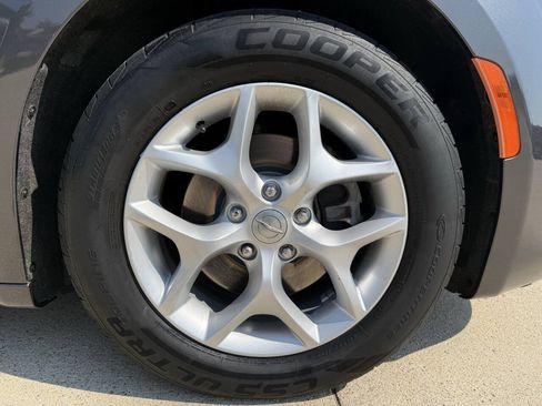 Used 2017 Chrysler Pacifica Touring-L w/ Tire & Wheel Group FWD image 11