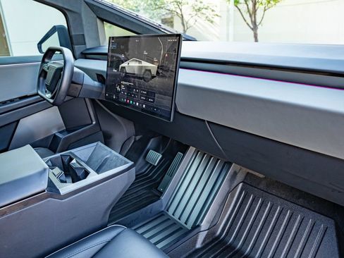 Used 2024 Tesla Cybertruck AWD Crew Cab image 34