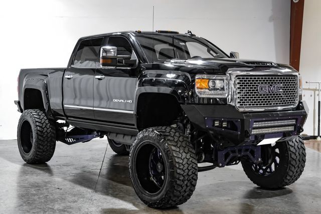 Used 2017 GMC Sierra 2500 Denali w/ Duramax Plus Package AWD/4WD image 8