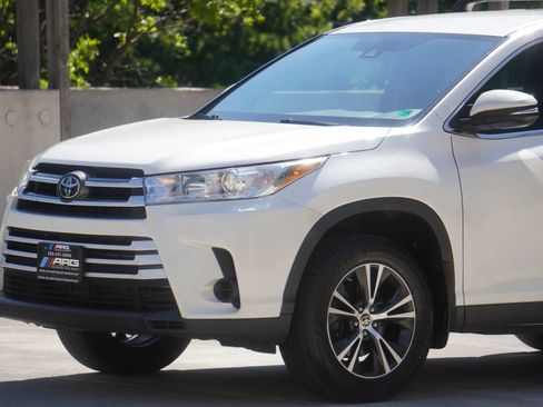 Used 2019 Toyota Highlander LE AWD/4WD image 11