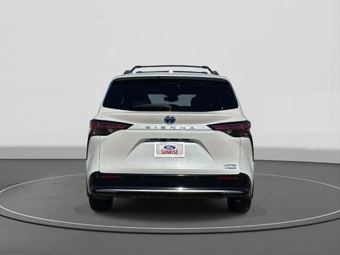 Used 2024 Toyota Sienna Limited image 6