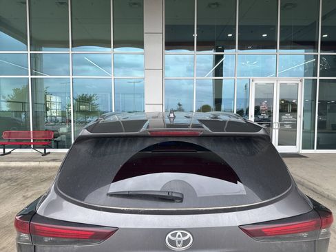 Used 2024 Toyota Highlander Limited image 16