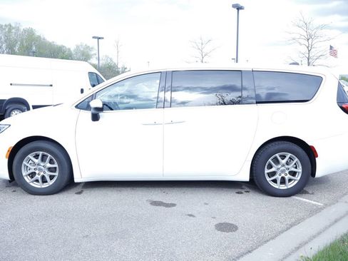 Certified 2023 Chrysler Pacifica Touring-L FWD image 2
