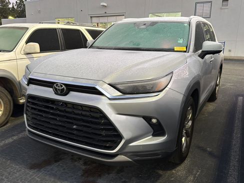Used 2024 Toyota Grand Highlander Limited image 2