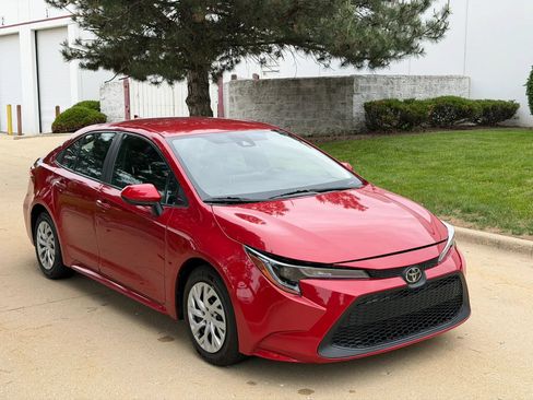 Used 2020 Toyota Corolla LE FWD image 3