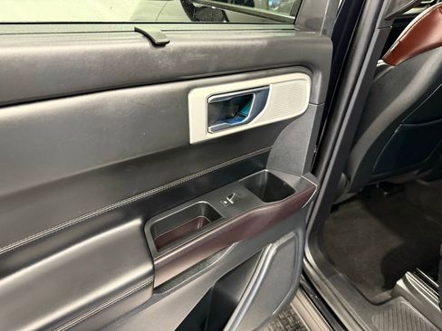 Used 2020 Ford Explorer Platinum w/ Premium Technology Package image 21