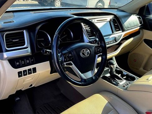 Used 2017 Toyota Highlander Limited Platinum image 13