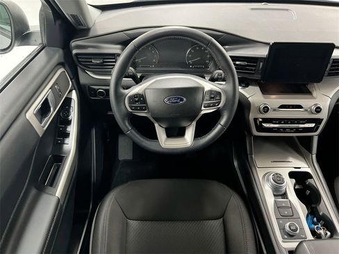 Used 2023 Ford Explorer XLT image 19