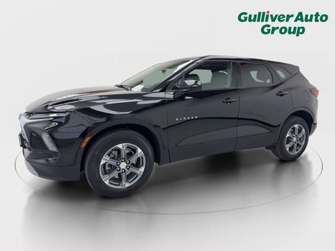 Used 2025 Chevrolet Blazer LT image 2