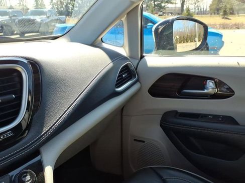 Used 2023 Chrysler Pacifica Limited w/ Uconnect Theater Family Group image 13