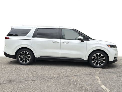 Used 2024 Kia Carnival EX FWD image 28