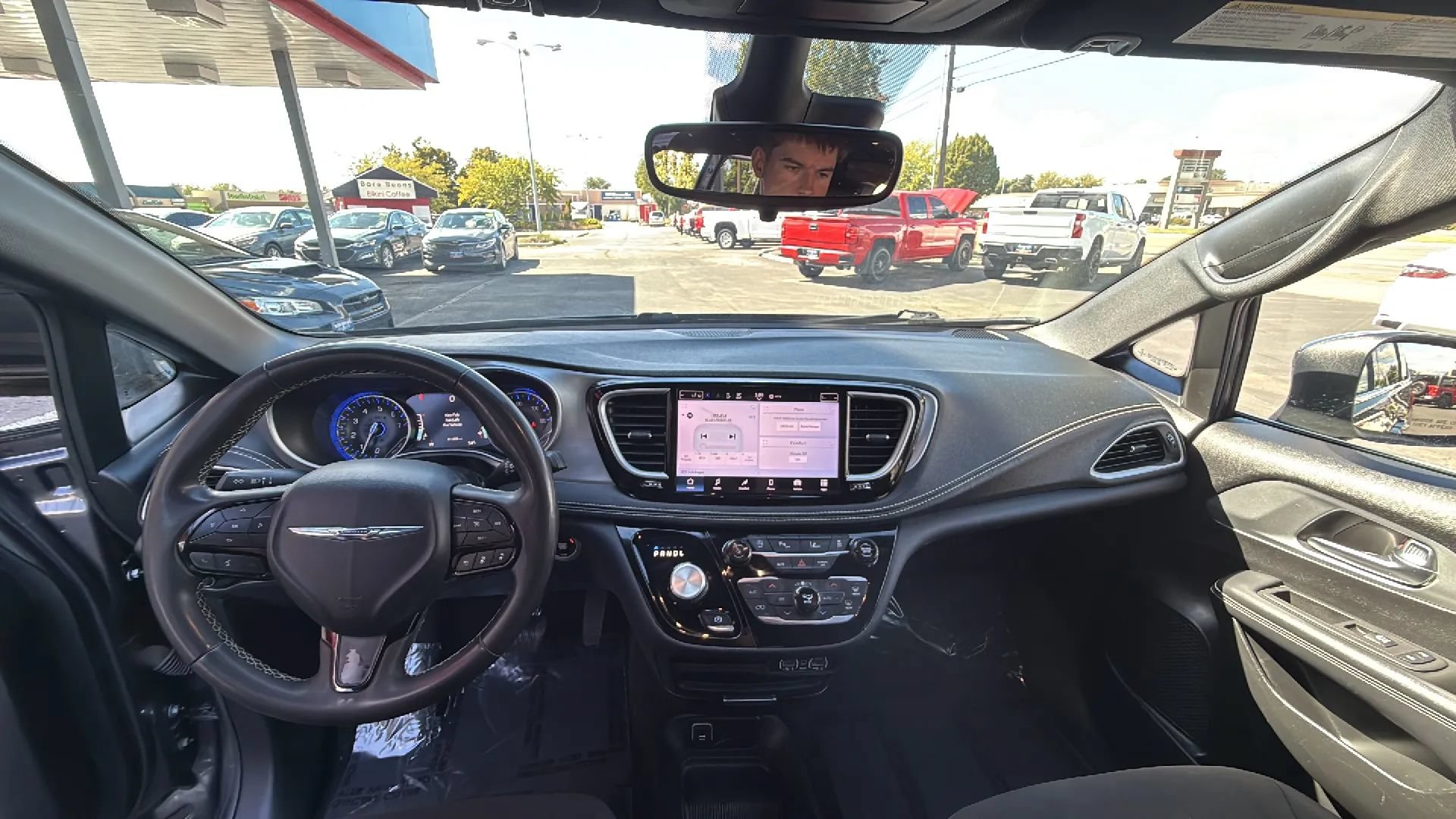 Used 2023 Chrysler Pacifica Touring FWD image 21