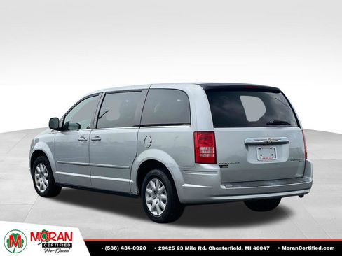 Used 2009 Chrysler Town & Country LX FWD image 4