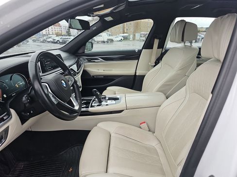 Used 2017 BMW 750i image 9