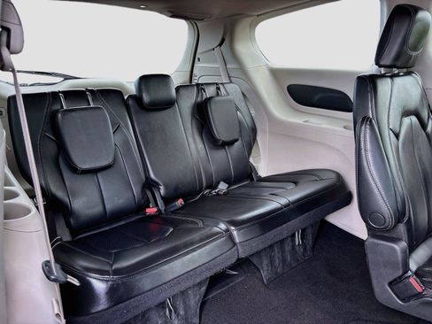 Used 2023 Chrysler Pacifica Touring-L FWD image 26