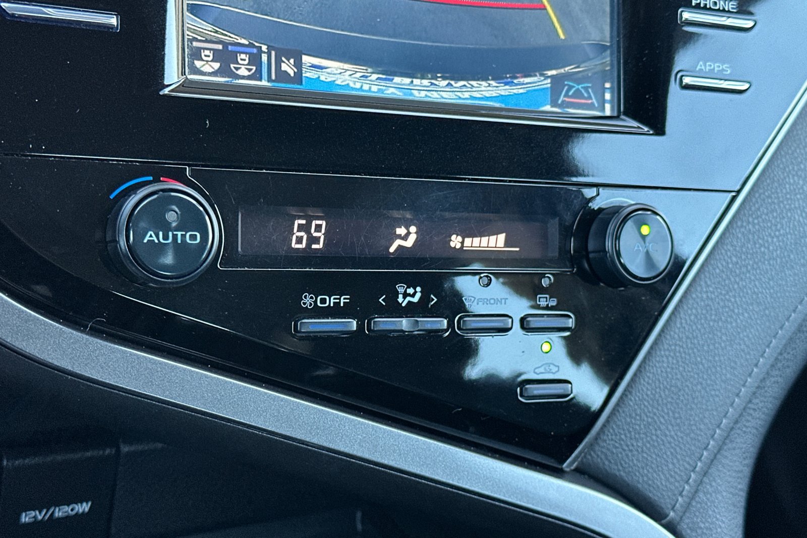 Used 2019 Toyota Camry SE w/ Convenience Package FWD image 18