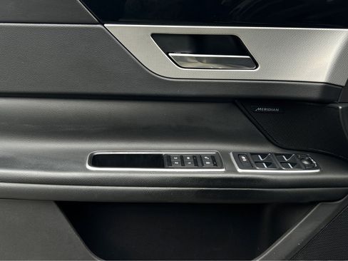 Used 2016 Jaguar XF Premium image 29
