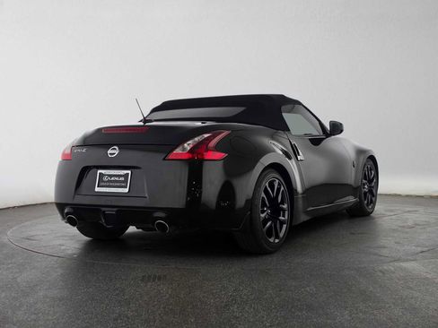 Used 2018 Nissan 370Z Touring RWD image 3