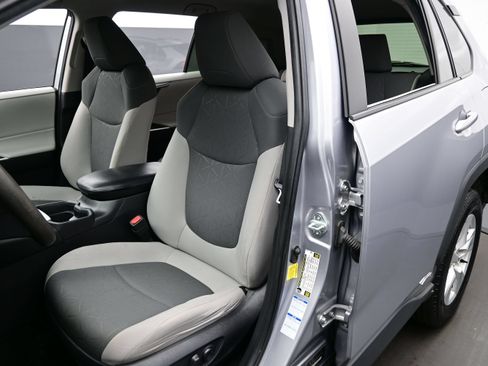 Used 2021 Toyota RAV4 XLE AWD/4WD image 12