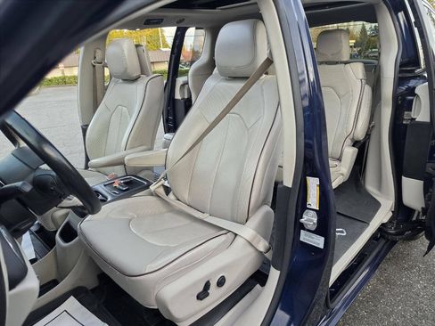 Used 2017 Chrysler Pacifica Limited w/ UConnect Theater Package FWD image 48
